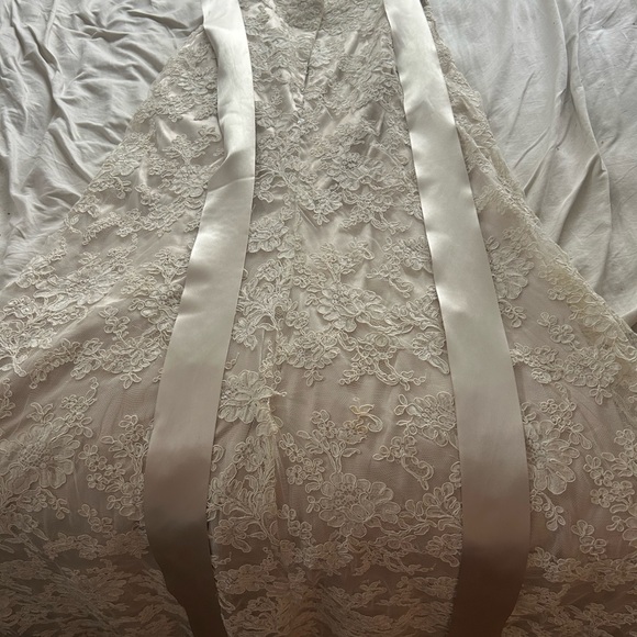 Timeless lace a line wedding dress with keyhole back and plunging neckline - Picture 12 of 16